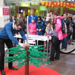 Julskyltning av LEGO Gabriel bygger Julgran Skärkolmens Centrum