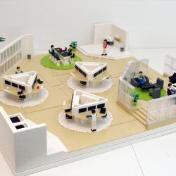 Inredningsmodell över kontorslandskap i LEGO till Dustin