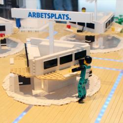 Inredningsmodellen av en arbetsplats som LEGO modell