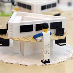 Dustins kontor som en inredningsmodell av LEGO