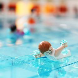 Statyering av simmare i LEGO modell av järfälla simhall