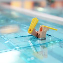 Legomodell av en dykande badgäst i Järfällas nya simhall