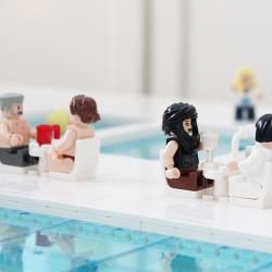 Legomodell Illustrerar fikande badhus besökare i Järfällas simhall