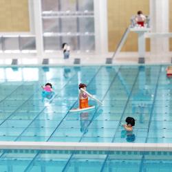 Legomodell med badbesökare i Järfälla simhall
