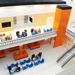 Legogubbar statuerar även i lego-modellen exempel på av café gäster.