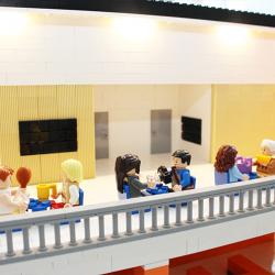 LEGO-modellens exempel av café gäster på övervåningen
